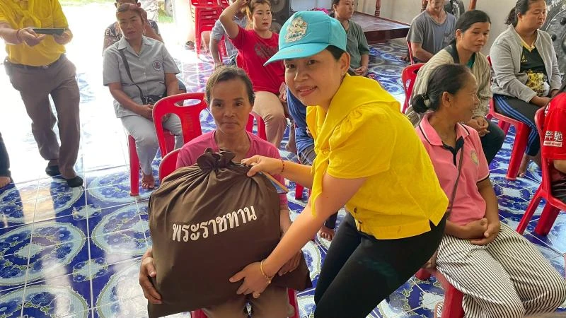 องค์การบริหารส่วนตำบลขามเปี้ย จัดพิธีมอบถุงยังชีพพระราชทานให้กับผู้ได้รับผลกระทบจากอุทกภัย