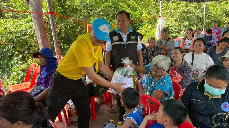 องค์การบริหารส่วนตำบลขามเปี้ย มอบถุงยังชีพให้กับผู้ได้รับผลกระทบจากอุทกภัย